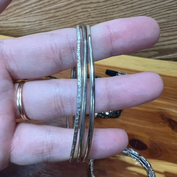 Bracelet Lot 11 Pieces Silver Black Gold Tone Stacking Shimmer Bangles Filigree - Picture 10 of 13